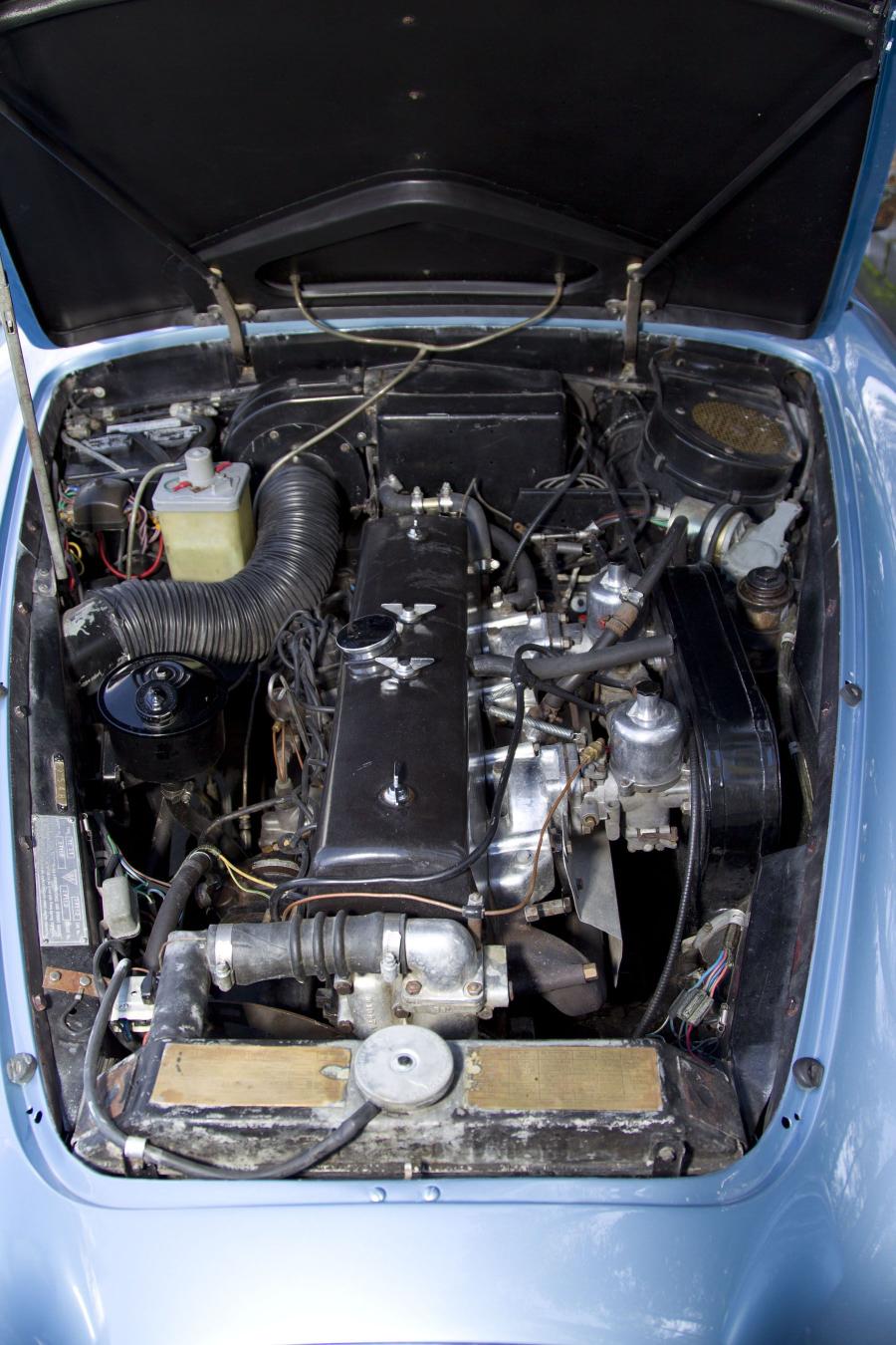 Моторный отсек Alvis TE21 Drophead Coupe 1965 года  (фото 12 из 14)